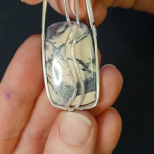 Jennifer Brooks's Snowy Road Pendant - FInishing the Frame and Bail, Classic Wire Jewelry, Wire Wrapping, Wrapping, Wire Wrapping Jewelry, Weaving, Wire Weaving, Weaving Wire, At the top post marks where you wrapped
